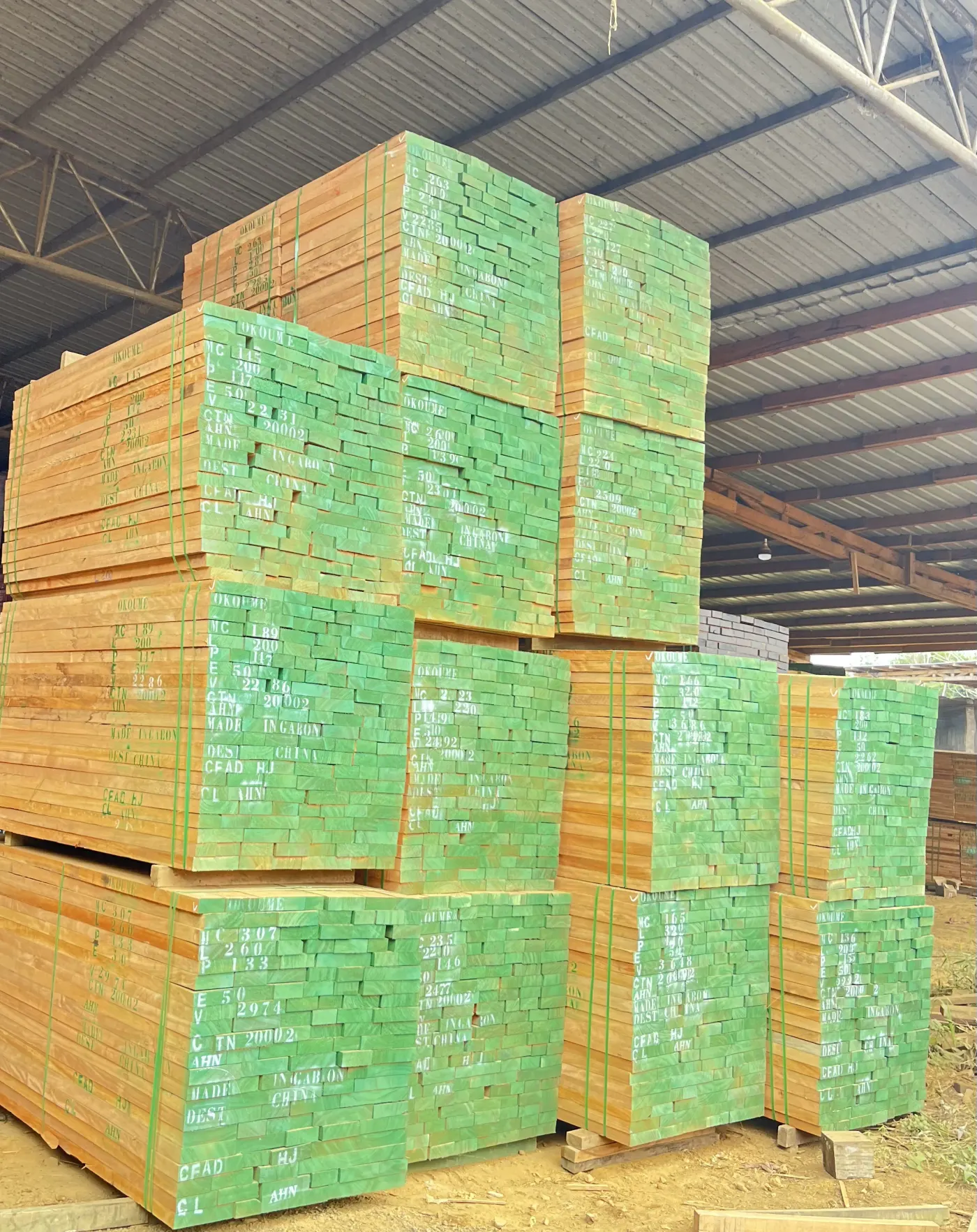Bois Okoumé scié — stocks en entrepôt